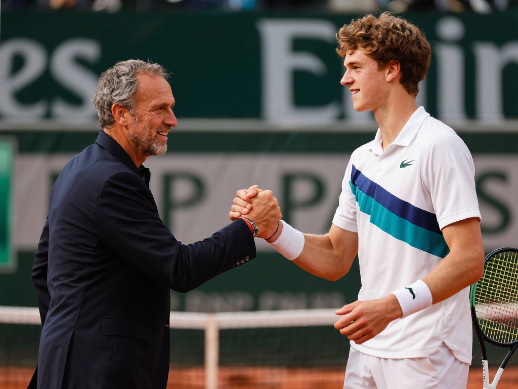 辛纳强势击败德约科维奇 豪取法网决赛席位 这场经典对决背后,更是两代人之间的碰撞。