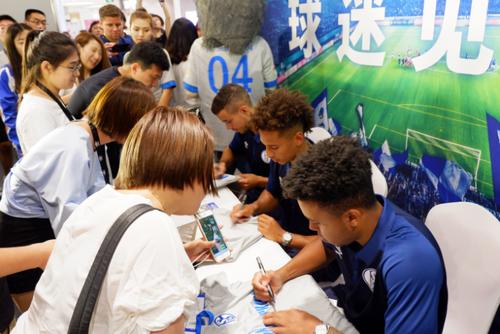 沙尔克球迷主场热情迎接纽伦堡俱乐部,彰显两队深厚情谊 沙尔克球迷主场热情迎接纽伦堡俱乐部,彰显两队深厚情谊